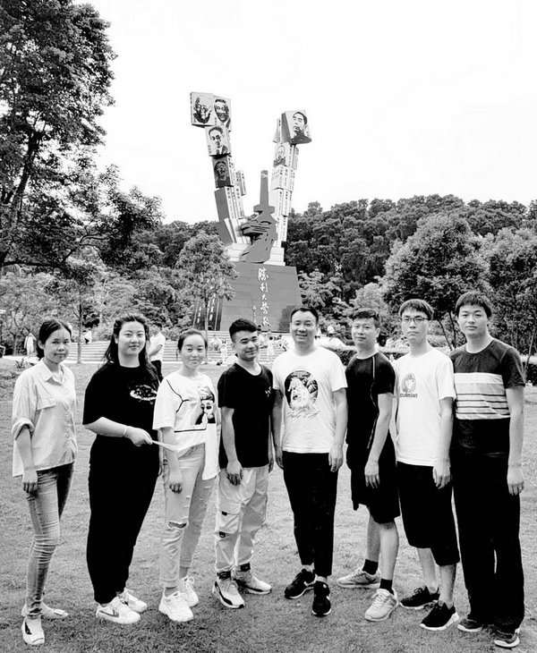 背后的五個(gè)大字是：勝利大營(yíng)救?。?！戰到未來(lái)，笑到未來(lái)。