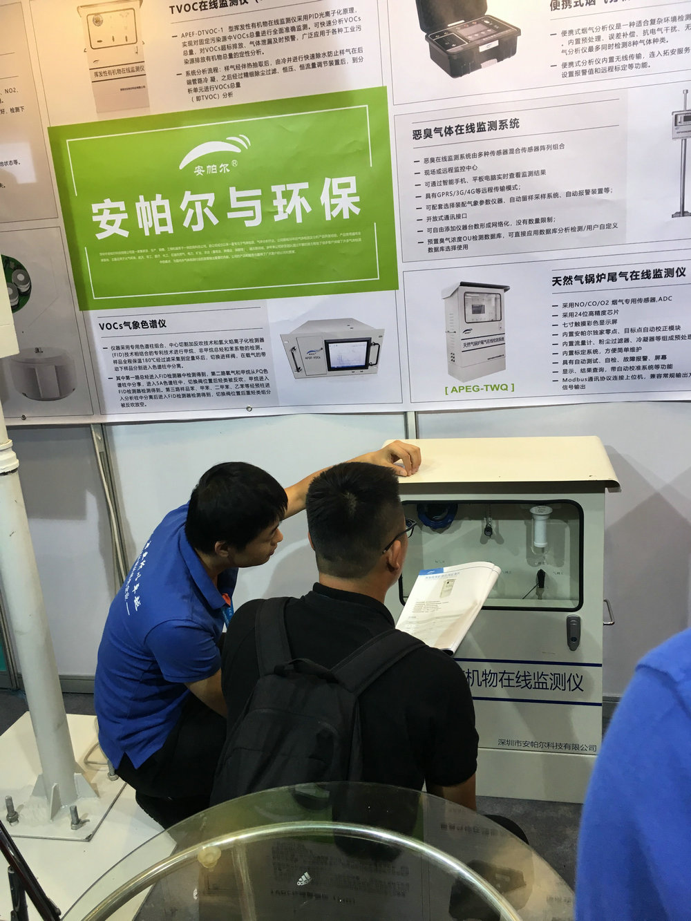 工程師為客戶(hù)做產(chǎn)品講解，客戶(hù)非常感興趣，觸摸安帕爾的產(chǎn)品