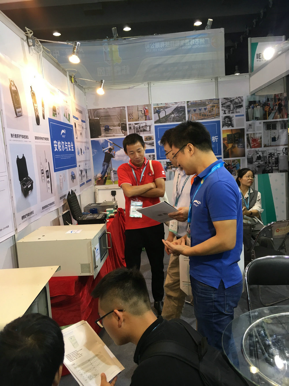 工程師為客戶(hù)做產(chǎn)品講解，客戶(hù)露出了滿(mǎn)意的微笑